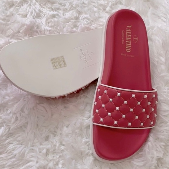 VALENTINO pink leather slides quilted vamp punctuated by iconic studs in white - Picture 8 of 11